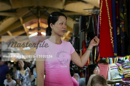 Femme shopping au marché de Cho Ben Thanh, Ho Chi Minh ville, Vietnam