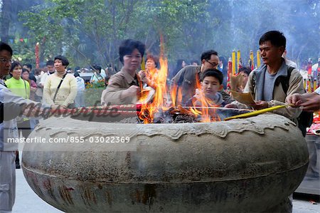 Fidèles offrant de l'encens au monastère de Po Lin, Lantau Island, Hong Kong