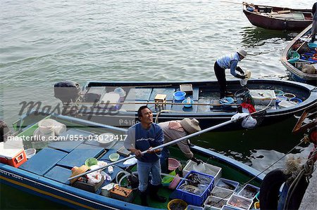 Pêcheurs vendent des fruits de mer à l'embarcadère, Sai Kung, Hong Kong