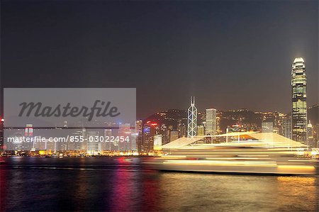 Croiseur dans le port de Victoria, Hong Kong