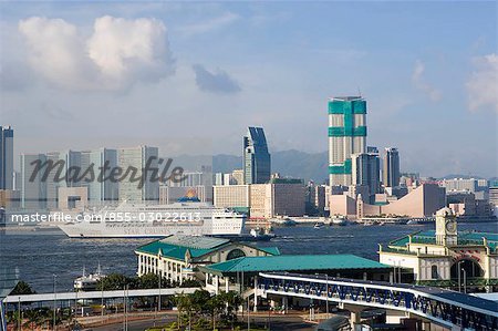 Vorgelagerten Insel Ferry Piers inCentral mit Blick auf Kowloon Skyline, Hong Kong