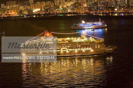 Kreuzfahrtschiff im Hafen von Victoria mit Kowloon East Skyline im Hintergrund, Hong Kong
