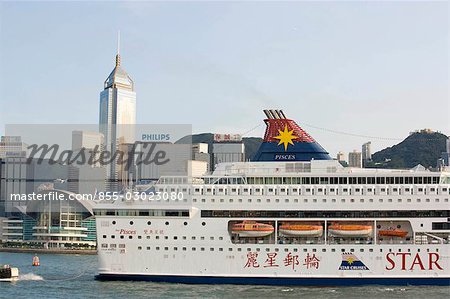 Kreuzfahrtschiff im Hafen von Victoria, Hong Kong