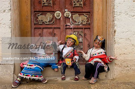 Filles tibétaines se présentant à la porte du Temple Songzanlin, Shangrila, Chine
