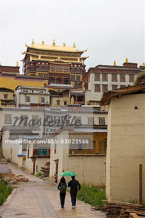 CONGRES de touristes vers le Temple Songzanlin, Shangri-La, Chine