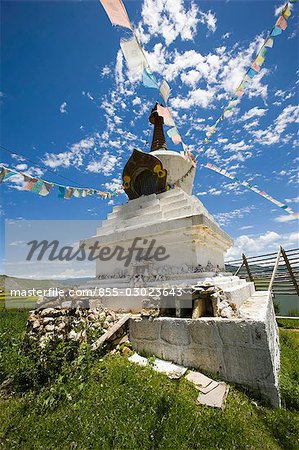 Stupa tibétain sur les hautes terres Shangri-La, Chine