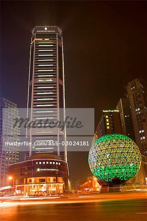 Place de l'amitié et Intercontinental Hotel at night, Dalian, en Chine, Dalian Chine