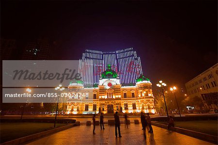 Banque de Chine construction nuit, Dalian, Chine