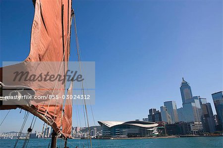 Chinois junk Dukling dans le port de Victoria avec skyline Tsimshatsui et West Kowloon à fond