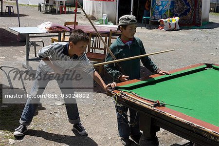 Kasachische Kinder spielen Billard, Nanshan ranch, Wulumuqi, Xinjiang Uyghur Autonomie Bezirk, Seidenstraße, China