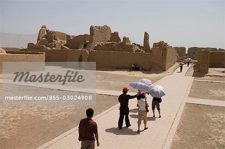 Touristes à Taizong ruines, Turpan, district d'autonomie ouïghour du Xinjiang, Chine