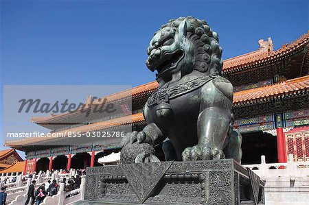 Lion de gardien de la porte de l'harmonie suprême (Taihe hommes), cité interdite, Pékin, Chine