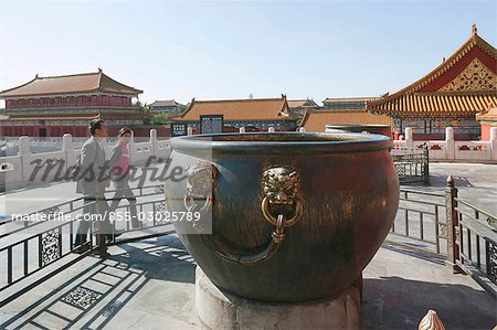 Gold plated bronze urn at Hall of supreme harmony (Taihe Dian),Forbidden City,Beijing,China Gold plated bronze urn at Hall of supreme harmony (Taihe Dian),Forbidden City,Beijing,China