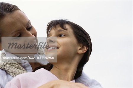 Mère fille embrassant les deux souriant