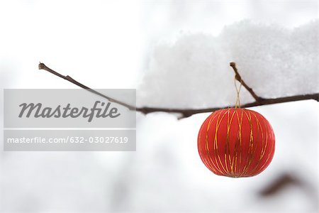 Christbaumkugel von Schnee bedeckten Zweig hängend
