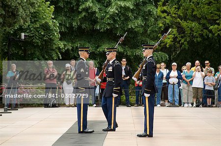 Modification de la cérémonie de gardes sur la tombe du soldat inconnu, cimetière National d'Arlington, Arlington, Virginia, États-Unis d'Amérique, Amérique du Nord