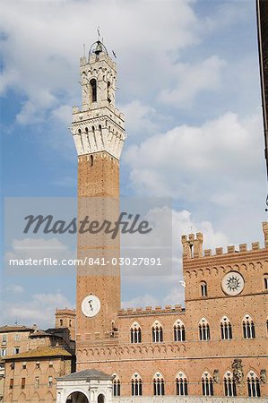 Vue sur le Palazzo Pubblico, avec son magnifique clocher, Sienne, patrimoine mondial de l'UNESCO, Toscane, Italie, Europe