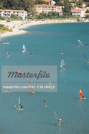 Planche à voile sur la plage de Vasiliki, Vasiliki, Lefkada (Lefkas), îles Ioniennes, îles grecques, Grèce, Europe