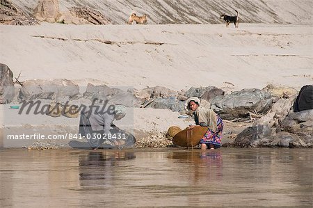 Panning for gold, Mekong River, Laos, Indochina, Southeast Asia, Asia