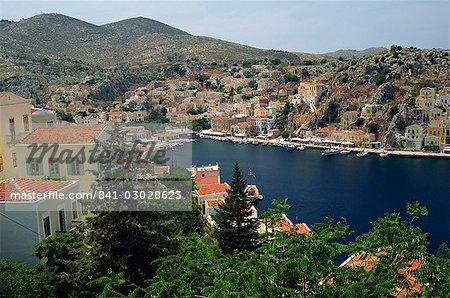Vue aérienne sur le port et la ville de Yialos, sur la côte, Simi (Symi), îles du Dodécanèse, îles grecques, Grèce, Europe