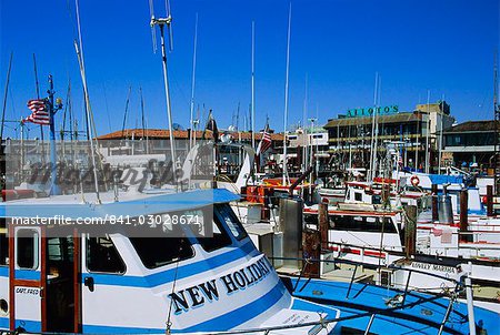 Flotte von kleinen Fischerbooten rund um Pier 39, Fisherman's Wharf, San Francisco, California, Vereinigte Staaten