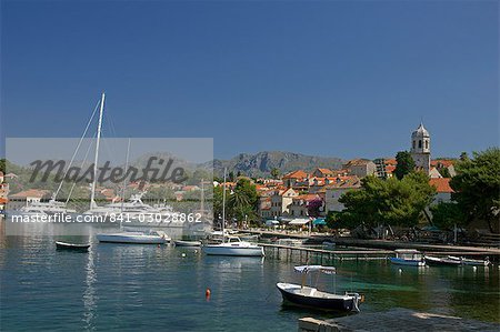 Luxury yachts amarrés dans le port, Cavtat, Croatie, Europe