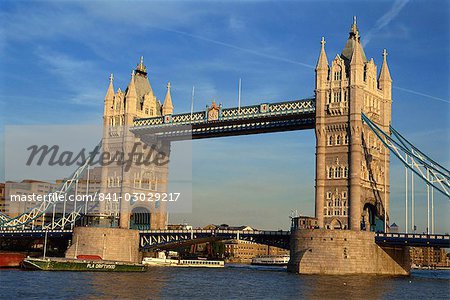 Aussenansicht der Tower Bridge über die Themse, London, England, Vereinigtes Königreich, Europa