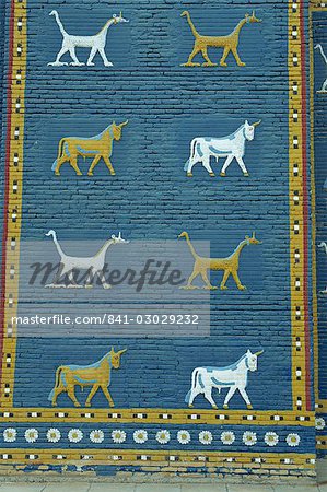 Gros plan de Bull de CMA et d'autres symboles sur la porte d'Ishtar, Babylone, Mésopotamie, Irak, Moyen-Orient