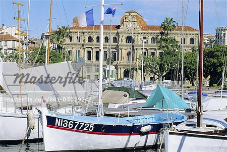 Port et hôtel de ville, Cannes, Cote d'Azur, Alpes-Maritimes, Provence, France