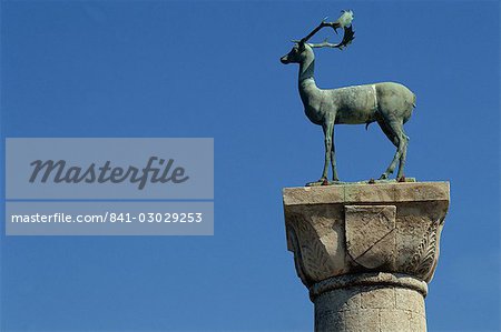 Nahaufnahme der Buck-Statue am Eingang zum Mandraki Hafen, Rhodos, Dodekanes, griechische Inseln, Griechenland, Europa