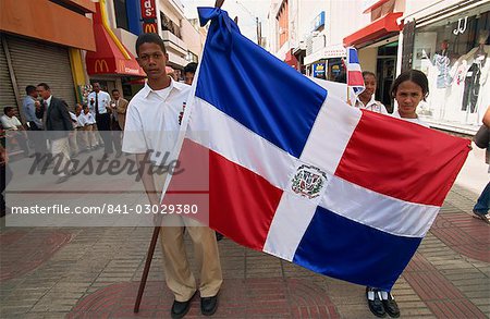 Schulkinder marschieren mit Flagge, Santo Domingo, Dominikanische Republik, Karibik, Mittelamerika