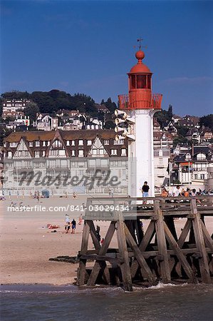 Leuchtturm und Mole, Trouville, Basse Normandie (Normandie), Frankreich, Europa