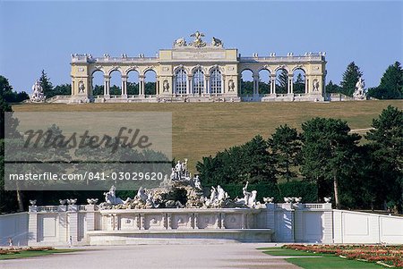 Gloriette et Neptune fountain, jardins de Schönbrunn, patrimoine mondial de l'UNESCO, Vienne, Autriche, Europe Gloriette et Neptune fountain, jardins de Schönbrunn, patrimoine mondial de l'UNESCO, Vienne, Autriche, Europe