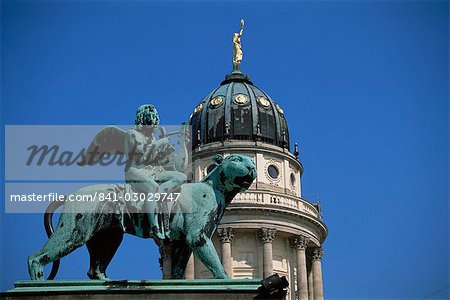 Statue und Kuppel des französischen Dom, Gendarmenmarkt, Berlin, Deutschland, Europa