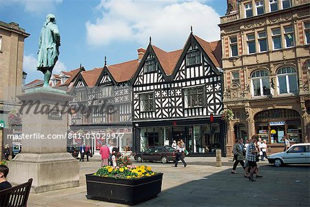 La place et la rue avec la statue de Clive, Shrewsbury, Shropshire, Angleterre, Royaume-Uni, Europe