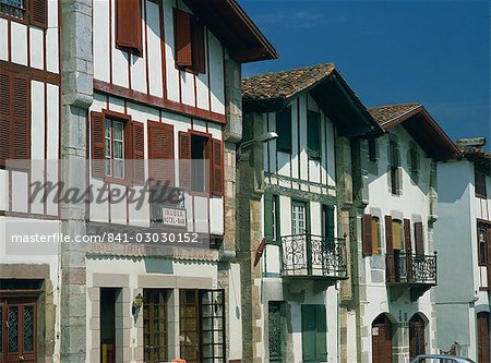 Eine Reihe von traditionellen Gebäuden, darunter ein kleines Hotel in der Ortschaft Ainhoa in den Pyrenäen in Aquitanien, Frankreich, Europa
