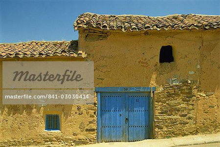 Extérieur de la maison d'adobe avec un carreau de toit et bleu porte, Salamanque, Castille-León (Castilla y León), Espagne, Europe