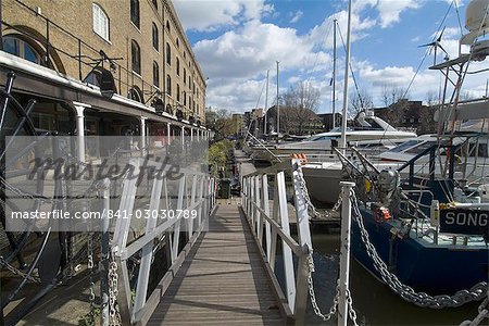 St. Katherine's Dock, von der Themse, London E1, England, Vereinigtes Königreich, Europa