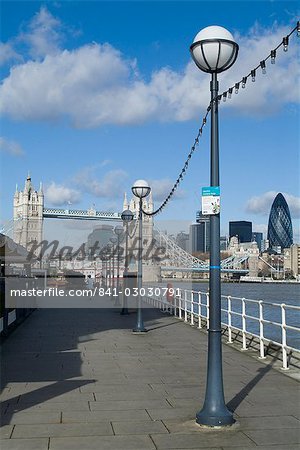 Blick auf die Tower Bridge und der Themse, nahe der Design-Museum, London, England, Vereinigtes Königreich, Europa