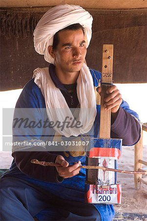 Musicien jouant artisanale string instrument, Maroc, Afrique du Nord, Afrique