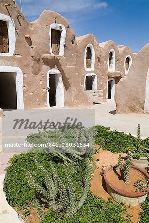 Les vieux appareils de stockage de grain berbère récent site du film Star Wars, maintenant un hôtel, Ksar Hedada, Tunisie, Afrique du Nord, Afrique