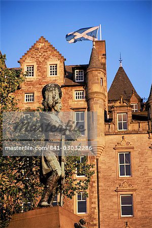 Black Watch-Denkmal und der schottischen Flagge, Edinburgh, Schottland, Vereinigtes Königreich, Europa