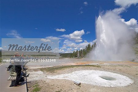 Crowds of spectators watching Grand Geyser erupting, Upper Geyser Basin, Yellowstone National Park, UNESCO World Heritage Site, Wyoming, United States of America, North America