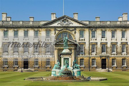 Bâtiment de Gibbs avec la statue du roi Henry VI, Kings College, Cambridge, Cambridgeshire, Angleterre, Royaume-Uni, Europe