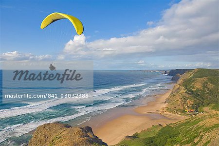 Gleitschirm mit gelben Flügel vor der südwestlichen Küste von Portugal, Costa Vincentina, Praia Castelejo und Cordama Strände in der Nähe von Vila do Bispo, Algarve, Portugal, Europa