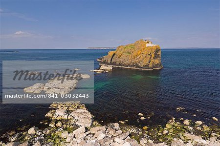 Île de Stackaboy dans la baie de Larrybane avec l'île de Rathlin en arrière-plan, le chemin North Antrim causeway coast, comté d'Antrim, Ulster, Irlande du Nord, Royaume-Uni, Europe