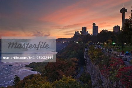 Coucher de soleil sur la rivière Niagara, Niagara Falls, en Ontario, au Canada, l'Amérique du Nord des chutes Horseshoe Falls