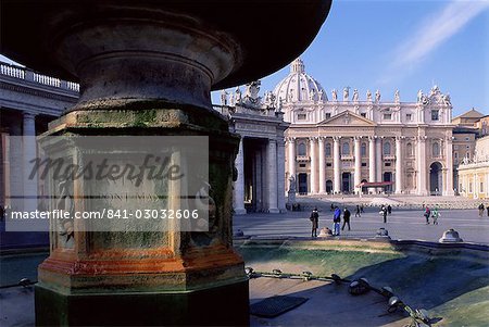 St. Peters Square, and St. Peters Christian basilica, centre of Roman Catholicism, UNESCO World Heritage Site, Vatican, Rome, Lazio, Italy, Europe