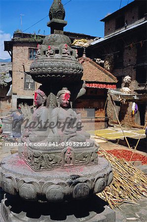 Chorten oder Stupa mit Schnitzereien der Buddha, Bungamati, Kathmandu-Tal, Nepal, Asien