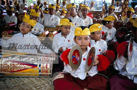 Musiciens enfant cérémonie Odalan, temple de Bataun, l'île de Bali, en Indonésie, Asie du sud-est, Asie